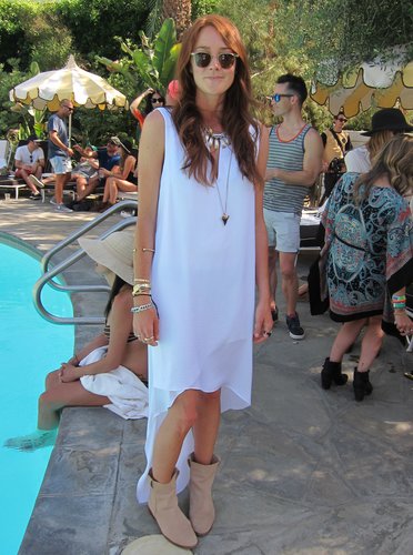 We love this ethereal white maxi dress paired with neutral boots.
Source: Chi Diem Chau
We love this ethereal white maxi dress paired with neutral boots.
Source: Chi Diem Chau