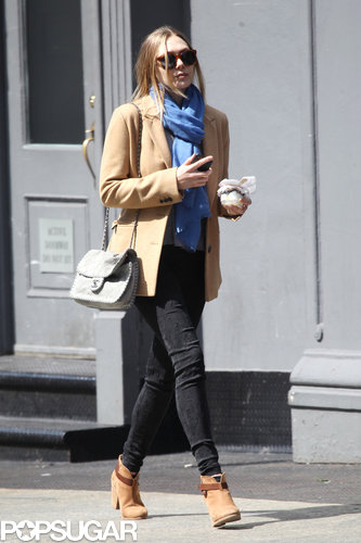 Elizabeth Olsen paired her beige coat with a bright blue scarf.
Elizabeth Olsen paired her beige coat with a bright blue scarf.