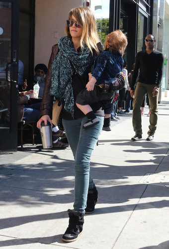 Jessica made a case for cargos, pairing them with trendy Isabel Marant wedged sneakers and a printed scarf while grabbing a coffee in Beverly Hills.
Jessica made a case for cargos, pairing them with trendy Isabel Marant wedged sneakers and a printed scarf while grabbing a coffee in Beverly Hills.