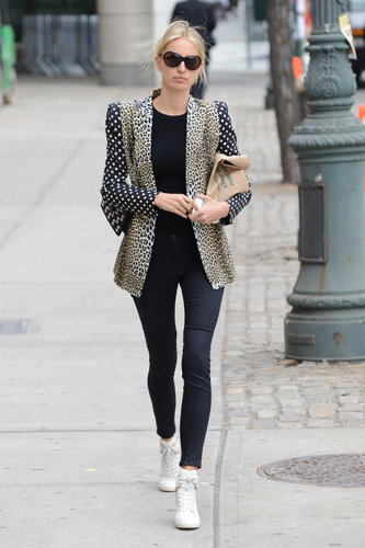 Karolina Kurkova jazzed up leggings and white sneakers with an eye-catching blazer featuring polka-dot sleeves and leopard print.
Karolina Kurkova jazzed up leggings and white sneakers with an eye-catching blazer featuring polka-dot sleeves and leopard print.