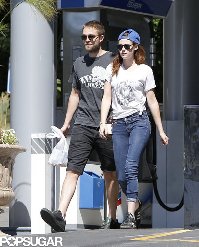 Robert Pattinson and Kristen Stewart visited a convenience store.
Robert Pattinson and Kristen Stewart visited a convenience store.