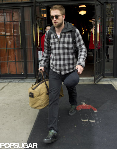 Robert Pattinson carried his bag out of his NYC hotel.
Robert Pattinson carried his bag out of his NYC hotel.
