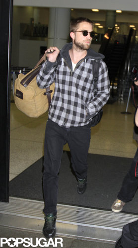 Robert Pattinson landed in LAX.
Robert Pattinson landed in LAX.