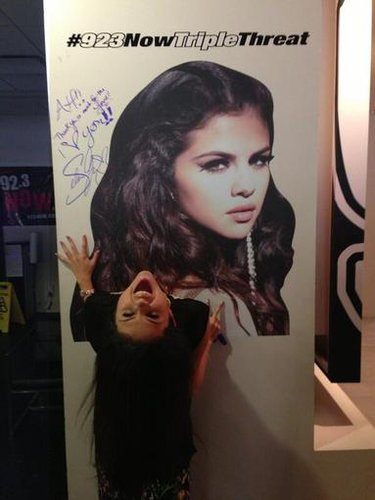 Selena Gomez stopped by a radio station and got silly with her own poster.
Source: Twitter user selenagomez
Selena Gomez stopped by a radio station and got silly with her own poster.
Source: Twitter user selenagomez
