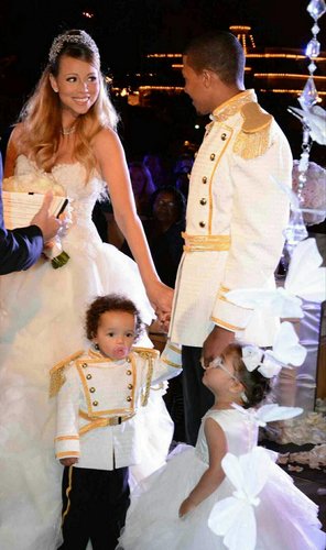 Mariah Carey and Nick Cannon wore fairy-tale-themed outfits for their vow renewal.
Source: Twitter user MariahCarey
Mariah Carey and Nick Cannon wore fairy-tale-themed outfits for their vow renewal.
Source: Twitter user MariahCarey