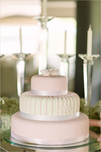 The details here are slight — ribbon, lines on the middle tier, and two top flowers — making this cake effortlessly unique.
Photo by Branco Prata via Wedding Chicks
The details here are slight — ribbon, lines on the middle tier, and two top flowers — making this cake effortlessly unique.
Photo by Branco Prata via Wedding Chicks