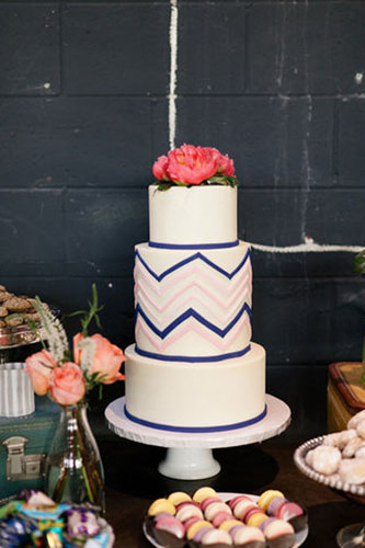 One way to do minimalism when it comes to prints: limiting it to one design on one layer, like this chic chevron-patterned wedding cake.
Photo by Erin Hearts Court via Green Wedding Shoes
One way to do minimalism when it comes to prints: limiting it to one design on one layer, like this chic chevron-patterned wedding cake.
Photo by Erin Hearts Court via Green Wedding Shoes