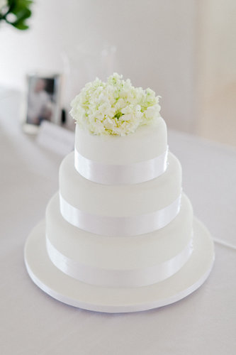 Classy and clean: that's how we'd describe this wedding cake that's also elegant without being extravagant.
Photo by Kate Robinson Photography via Style Me Pretty
Classy and clean: that's how we'd describe this wedding cake that's also elegant without being extravagant.
Photo by Kate Robinson Photography via Style Me Pretty