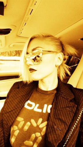 Gwen Stefani posted a photo while riding in a car.
Source: Twitter user gwenstefani
Gwen Stefani posted a photo while riding in a car.
Source: Twitter user gwenstefani