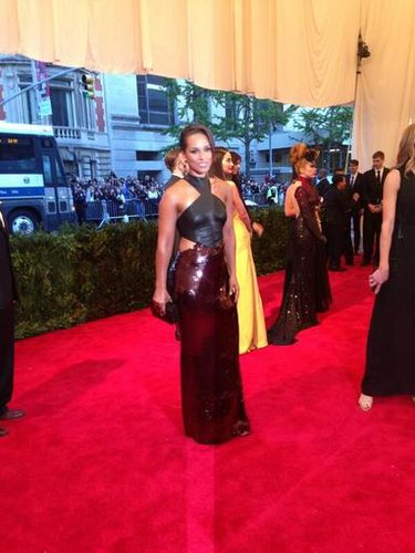 Alicia Keys share this photo as she hit the red carpet in her Jason Wu gown.
Source: Twitter user aliciakeys
Alicia Keys share this photo as she hit the red carpet in her Jason Wu gown.
Source: Twitter user aliciakeys