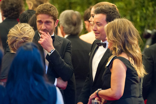 Gerard Butler and Jimmy Fallon chatted with a group on the carpet.
Gerard Butler and Jimmy Fallon chatted with a group on the carpet.
