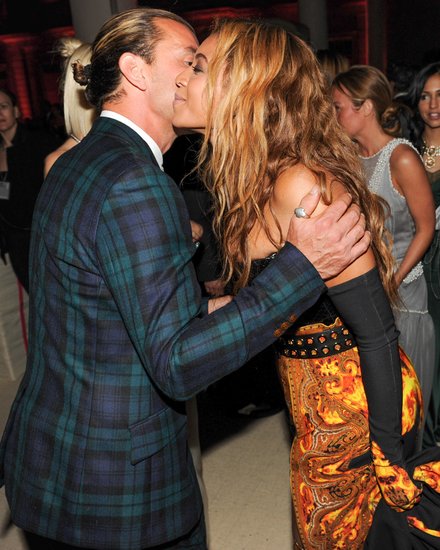 Beyoncé Knowles pecked Gavin Rossdale on the cheek inside the Met Gala.
Source: Billy Farrell/BFANYC.com
Beyoncé Knowles pecked Gavin Rossdale on the cheek inside the Met Gala.
Source: Billy Farrell/BFANYC.com