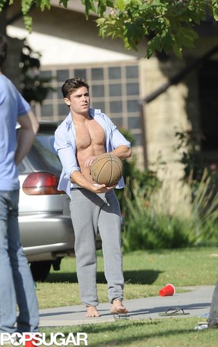 Zac Efron Flashes His Tanned Abs For the Cameras Zac Efron Flashes His Tanned Abs For the Cameras