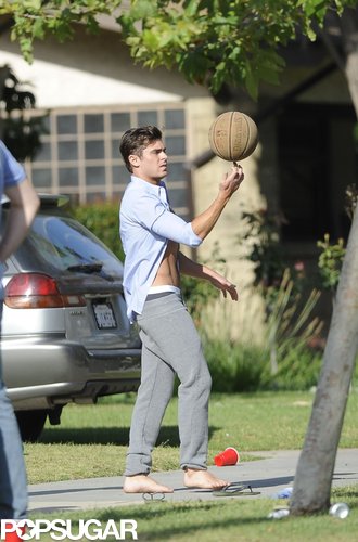 Zac Efron Flashes His Tanned Abs For the Cameras Zac Efron Flashes His Tanned Abs For the Cameras