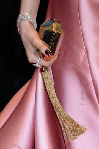 Fan Bingbing carried a glitzy hexagonal clutch and wore Chopard diamond jewelry.
Fan Bingbing carried a glitzy hexagonal clutch and wore Chopard diamond jewelry.