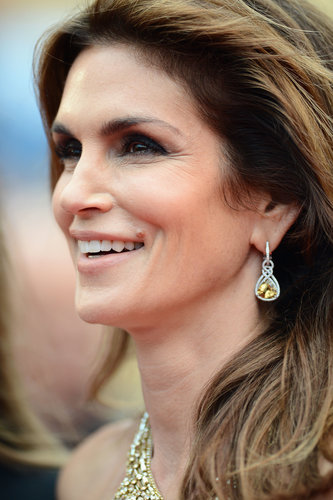 Cindy Crawford wore Chopard yellow diamond earrings.
Cindy Crawford wore Chopard yellow diamond earrings.