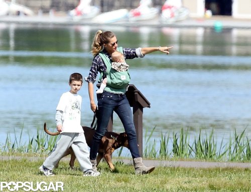 Gisele Bündchen went for a walk in a Boston park with Jack and daughter Vivian.
Gisele Bündchen went for a walk in a Boston park with Jack and daughter Vivian.