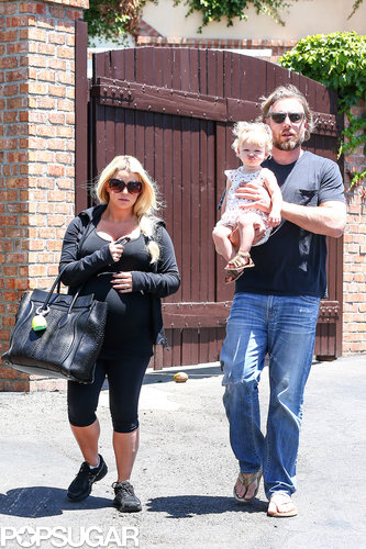 Jessica Simpson and Eric Johnson went to lunch with their daughter Maxwell.
Jessica Simpson and Eric Johnson went to lunch with their daughter Maxwell.