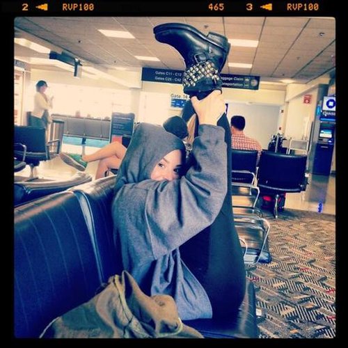 Demi Lovato showed off her stretches while waiting for a flight.
Source: Twitter user ddlovato
Demi Lovato showed off her stretches while waiting for a flight.
Source: Twitter user ddlovato