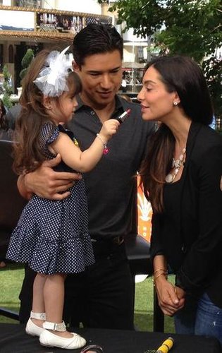 Mario Lopez's daughter, Gia, gave her mom, Courtney Mazza, a quick touch-up on the set of Extra.
Source: Twitter user MarioLopezExtra
Mario Lopez's daughter, Gia, gave her mom, Courtney Mazza, a quick touch-up on the set of Extra.
Source: Twitter user MarioLopezExtra