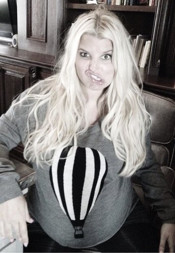 Jessica Simpson shared a photo of a "metaphor" in which she likened her growing baby bump to a hot air balloon.
Source: Twitter user JessicaSimpson
Jessica Simpson shared a photo of a "metaphor" in which she likened her growing baby bump to a hot air balloon.
Source: Twitter user JessicaSimpson