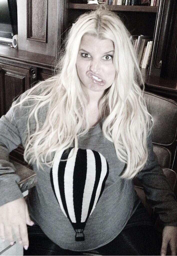 Jessica Simpson shared a photo of a "metaphor" in which she likened her growing baby bump to a hot air balloon.
Source: Twitter user JessicaSimpson
Jessica Simpson shared a photo of a "metaphor" in which she likened her growing baby bump to a hot air balloon.
Source: Twitter user JessicaSimpson