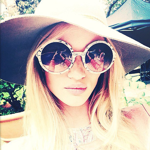 Rosie Huntington-Whiteley shaded her face from the sun in style.
Source: Instagram user rosiehw
Rosie Huntington-Whiteley shaded her face from the sun in style.
Source: Instagram user rosiehw