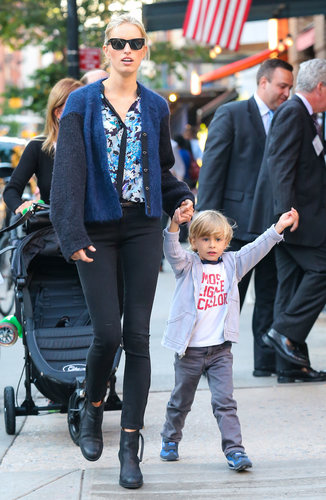 Karolina Kurkova's floral blouse and colorblocked cardigan punched up her basic bottoms in NYC.
Karolina Kurkova's floral blouse and colorblocked cardigan punched up her basic bottoms in NYC.