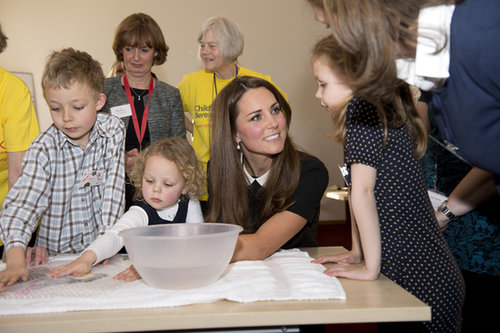 On March 19, Kate Middleton cheered up recently bereaved children at the Child Bereavement center in Saunderton, England.
On March 19, Kate Middleton cheered up recently bereaved children at the Child Bereavement center in Saunderton, England.