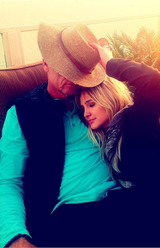 Ashlee Simpson relaxed with her dad, Joe Simpson.
Source: Twitter user ashleesimpson
Ashlee Simpson relaxed with her dad, Joe Simpson.
Source: Twitter user ashleesimpson
