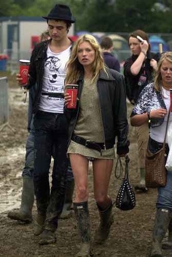 At the festival in 2005, Kate kicked off the wide, low-slung leather belt craze. Dresses everywhere were instantly transformed.
At the festival in 2005, Kate kicked off the wide, low-slung leather belt craze. Dresses everywhere were instantly transformed.