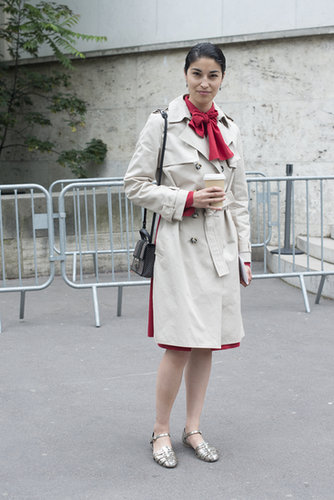 There's something so retro about Caroline Issa's buttoned-up trench over a bow-neck blouse.
There's something so retro about Caroline Issa's buttoned-up trench over a bow-neck blouse.