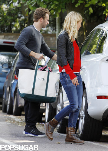 Gwyneth Paltrow and Chris Martin went shopping in London.
Gwyneth Paltrow and Chris Martin went shopping in London.
