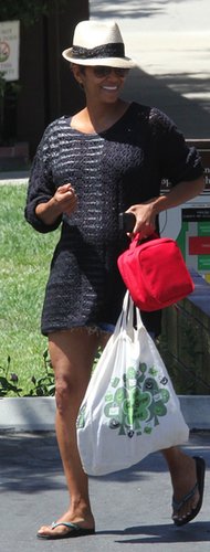 While on another school run, Halle matched a knit sweater with a denim skirt, then topped things off with a cool fedora.
While on another school run, Halle matched a knit sweater with a denim skirt, then topped things off with a cool fedora.