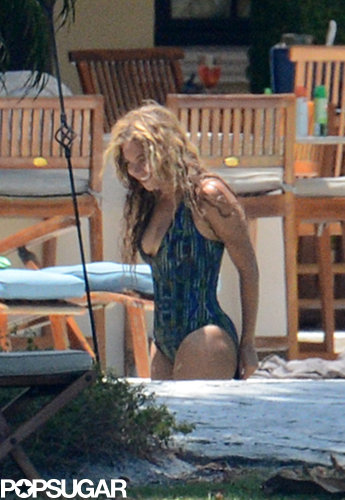 Exclusive: Beyoncé and Blue Ivy Relax Poolside in Miami! Exclusive: Beyoncé and Blue Ivy Relax Poolside in Miami!