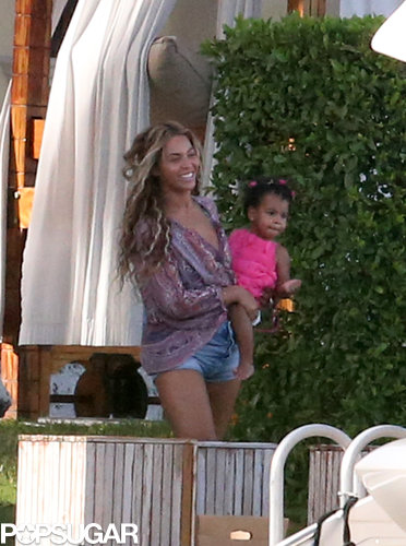 Beyoncé held on to Blue Ivy Carter as they made their way to the pool in Miami.
Beyoncé held on to Blue Ivy Carter as they made their way to the pool in Miami.