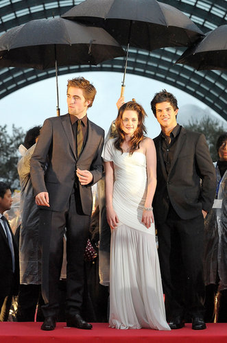 An ethereal, one-shoulder Herve Leroux gown was the look of choice for the Tokyo premiere of Twilight in February 2009.
An ethereal, one-shoulder Herve Leroux gown was the look of choice for the Tokyo premiere of Twilight in February 2009.