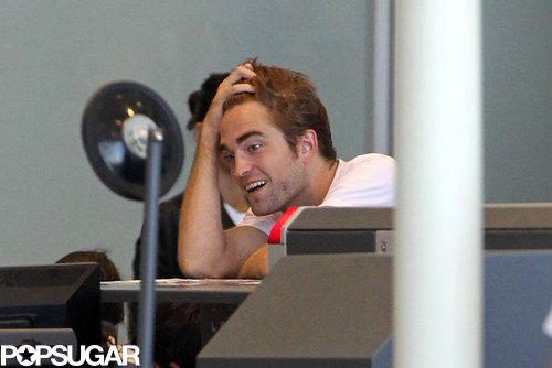 Robert Pattinson chatted at the airline counter.
Robert Pattinson chatted at the airline counter.