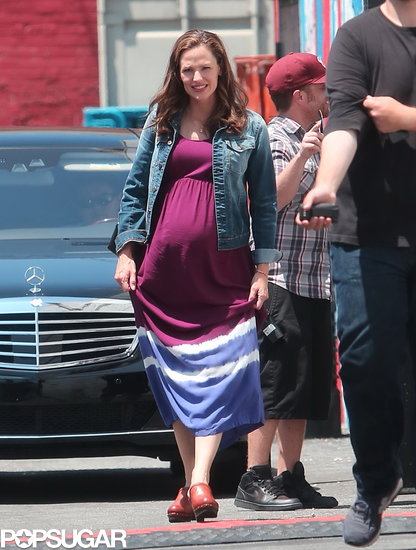 Playing Pregnant! Jennifer Garner Sports a Baby Bump on Set Playing Pregnant! Jennifer Garner Sports a Baby Bump on Set