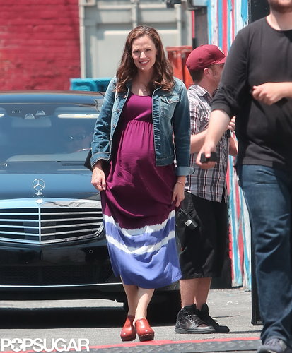 Jennifer Garner sported a fake baby bump on set.
Jennifer Garner sported a fake baby bump on set.