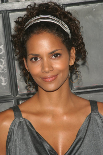 Halle showed off her fresh-faced beauty at the 2004 premire of The Clearing. A head full of curls, flawless skin, and a touch of peach on her eyelids made for an amazingly gorgeous look.
Halle showed off her fresh-faced beauty at the 2004 premire of The Clearing. A head full of curls, flawless skin, and a touch of peach on her eyelids made for an amazingly gorgeous look.