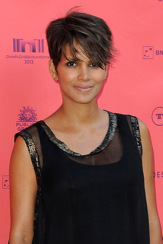 Halle was glowing on the red carpet for Les Toiles Enchantées. She styled her now-iconic pixie into a sexy sidesweep, balancing it out with a clear lip gloss.
Halle was glowing on the red carpet for Les Toiles Enchantées. She styled her now-iconic pixie into a sexy sidesweep, balancing it out with a clear lip gloss.