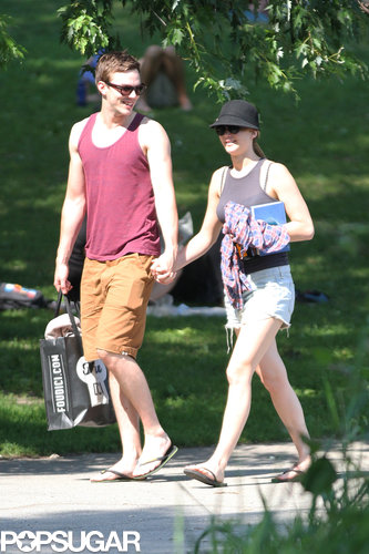 Jennifer Lawrence Reads Mockingjay on a Sexy Park Date Jennifer Lawrence Reads Mockingjay on a Sexy Park Date
