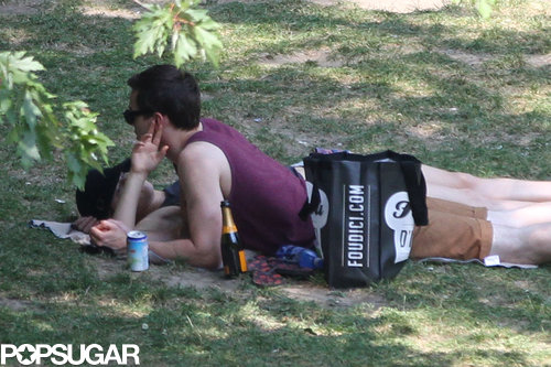 Jennifer Lawrence Reads Mockingjay on a Sexy Park Date Jennifer Lawrence Reads Mockingjay on a Sexy Park Date