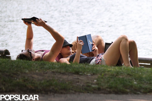Jennifer Lawrence Reads Mockingjay on a Sexy Park Date Jennifer Lawrence Reads Mockingjay on a Sexy Park Date