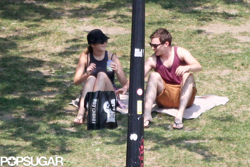 Jennifer Lawrence Reads Mockingjay on a Sexy Park Date Jennifer Lawrence Reads Mockingjay on a Sexy Park Date