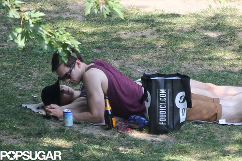 Jennifer Lawrence Reads Mockingjay on a Sexy Park Date Jennifer Lawrence Reads Mockingjay on a Sexy Park Date