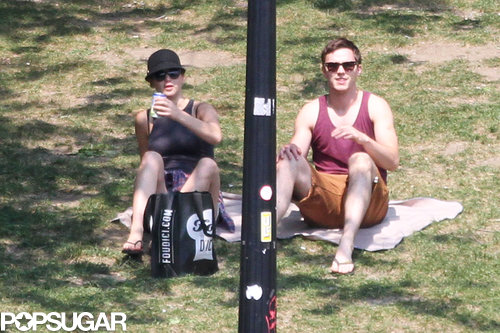 Jennifer Lawrence Reads Mockingjay on a Sexy Park Date Jennifer Lawrence Reads Mockingjay on a Sexy Park Date