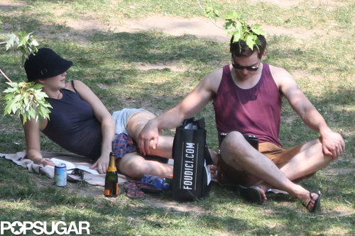 Jennifer Lawrence Reads Mockingjay on a Sexy Park Date Jennifer Lawrence Reads Mockingjay on a Sexy Park Date