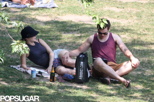 Jennifer Lawrence Reads Mockingjay on a Sexy Park Date Jennifer Lawrence Reads Mockingjay on a Sexy Park Date